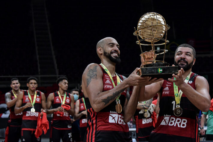 Olivinha e Marquinhos com o troféu do NBB 2021. Pivô é hexacampeão brasileiro (2012-13, 2013-14, 2014-15, 2015-16, 2018-19 e 2020-21).