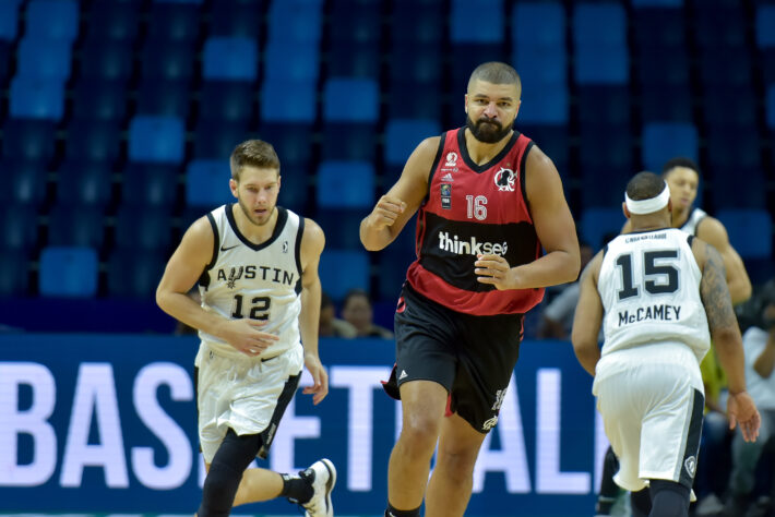 Olivinha em partida internacional pelo Flamengo, contra o Austin Spurs, pelo Intercontinental de 2019. Ídolo da Nação teve oportunidade de jogar na NBA.