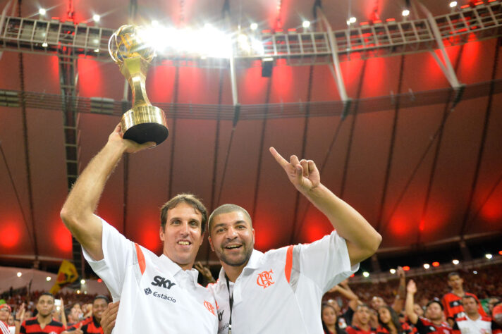 No Maracanã, Olivinha comemora com Marcelinho Machado o troféu de campeão mundial de 2014. Além disso, astro venceu a mesma competição em 2022.