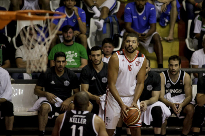 Olivinha em ação pela Liga Sul-Americana de Basquete. Jogador é campeão da Champions League das Américas (2020-21).