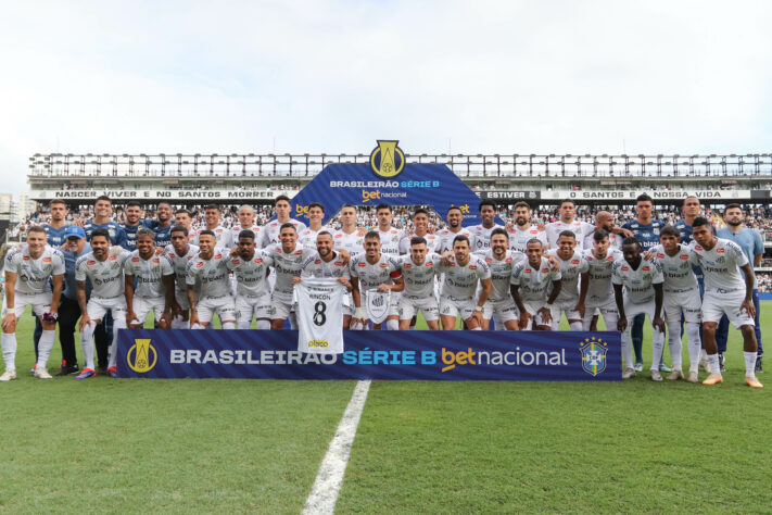 O Santos é campeão do Brasileirão Série B e na temporada de 2025 volta a elite do futebol brasileiro. O Peixe perdeu o jogo por 2 a 0 para o CRB, mas com o empate do Novorizontino no último sábado (16) o clube alvinegro já entrou em campo com a taça na mão; veja as melhores fotos do título!