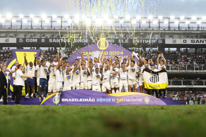 Jogadores do Santos comemoram com o troféu