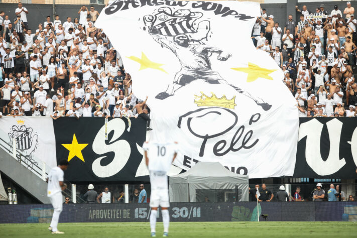 Jogador do Santos mostra a camisa 10 para a torcida