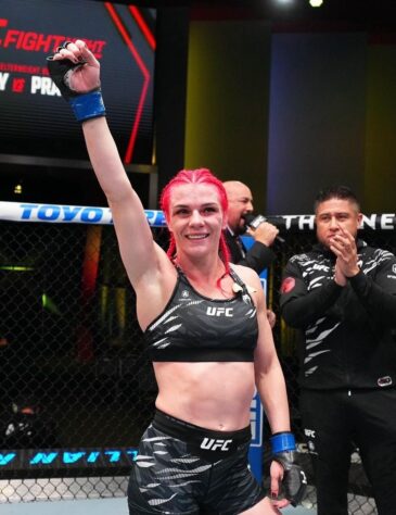 Gillian Robertson venceu Luana Pinheiro por decisão unânime (29-27, 29-28 e 29-28)