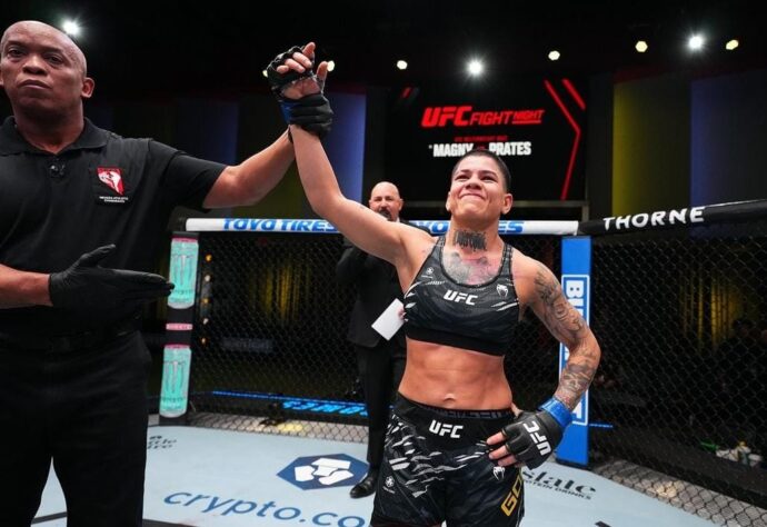 Denise Gomes venceu Karolina Kowalkiewicz por decisão unânime (30-27, 30-27 e 29-28)