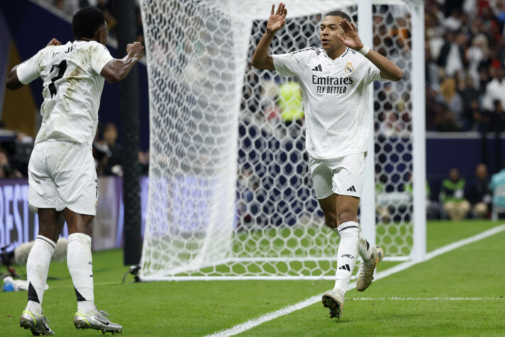 Mbappé comemorando o seu gol com Vini Jr.