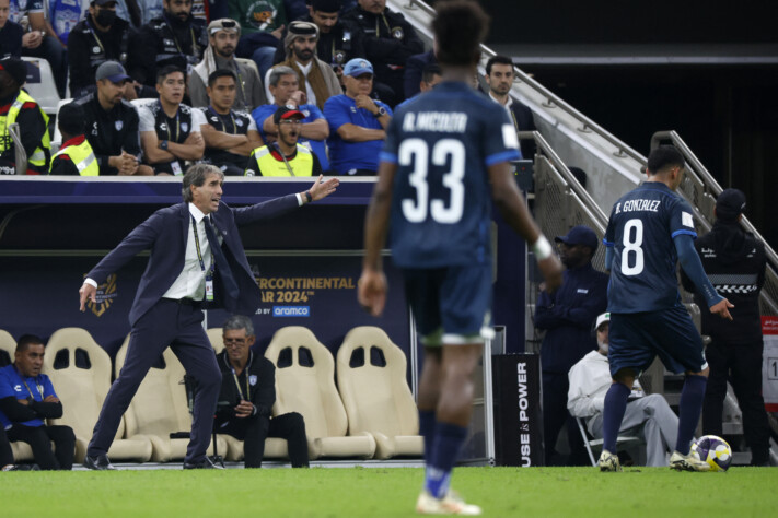 Guillermo Almada à beira do gramado dando instruções aos jogadores do Pachuca