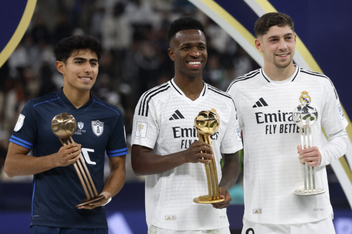 Vini Jr., Valverde e Montiel com os troféus de melhor jogador da Copa Intercontinental