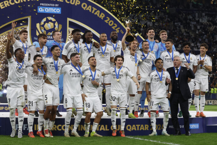 Modric erguendo o troféu de campeão da Copa do Intercontinental junto com o elenco do Real Madrid