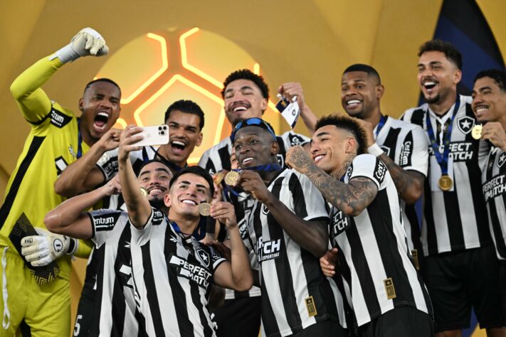 5 - Botafogo (Brasil): 329 pontos