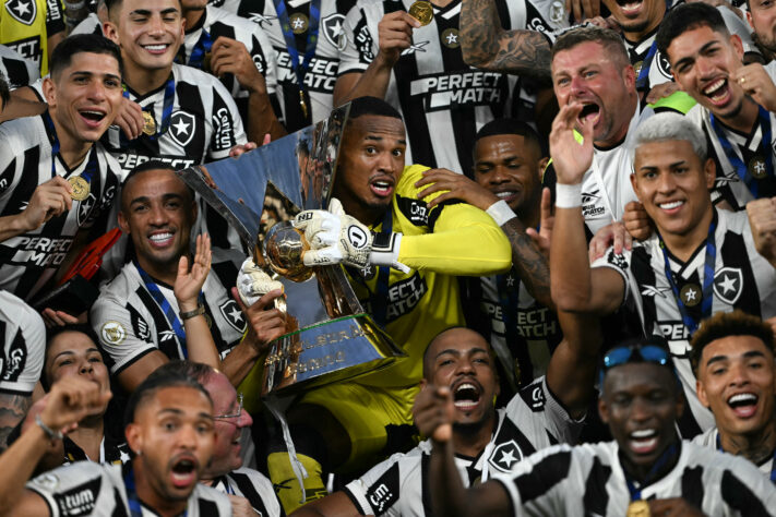 Jogadores com a taça do Brasileirão 