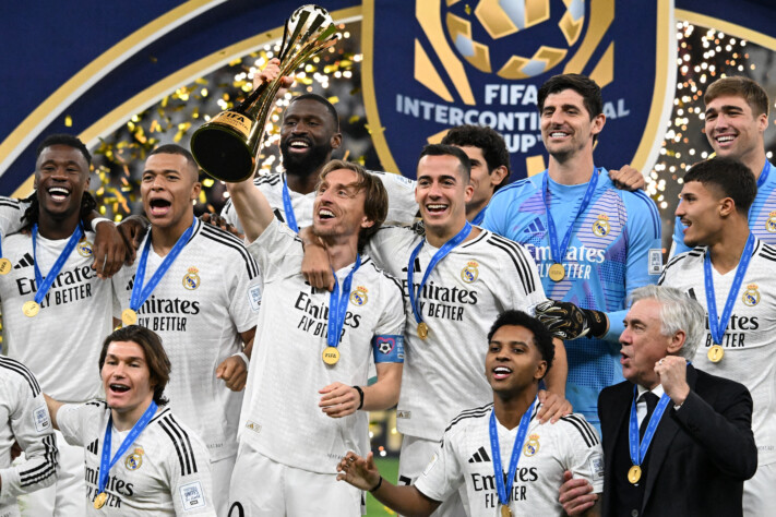 O Real Madrid conquistou, nesta terça-feira (18), o nono título intercontinental após marcar 3 a 0 em cima do Pachuca. Com isso, a equipe merengue ampliou a vantagem na liderança do ranking dos maiores campeões mundiais. Confira.