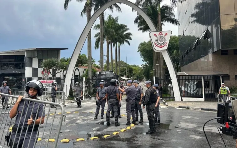 Aconteceria nesta segunda-feira (2), a votação do pedido de impeachment de Augusto Melo do cargo de presidente do clube. No entanto, Justiça de São Paulo emitiu uma liminar suspendendo a votação. Enquanto o presidente, entregava uma liminar que suspendia a votação do seu impeachment, o lado de fora do Parque São Jorge foi palco de uma grande confusão entre torcedores corintianos e policiais militares. Veja os registros feitos pelo Lance!, no Parque São Jorge.