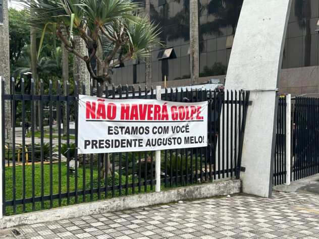 Faixa com protesto dos torcedores corintianos, no Parque São Jorge 