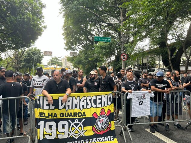 Torcedores do Corinthians protestando em frente o Parque São Jorge