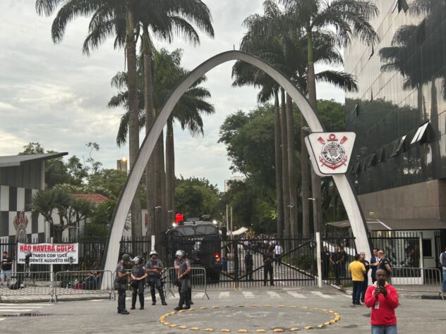 Policiais a frente do Parque São Jorge, antes da confusão