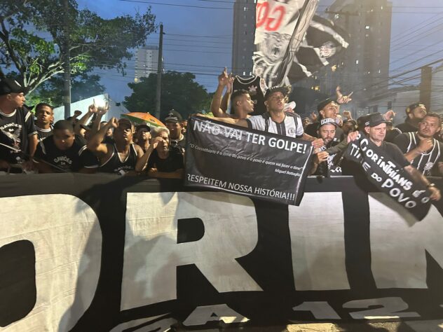 Torcedor mostrando a sua faixa de protesto