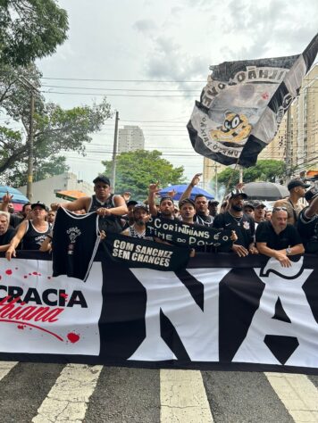 Torcedores do Corinthians protestando em frente o Parque São Jorge