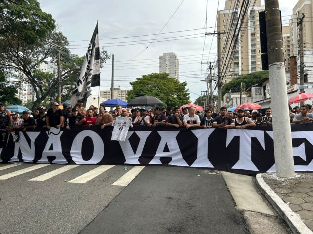 Torcedores com uma faixa de protesto em frente ao Parque São Jorge 