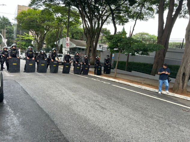 Policiais observando o protesto dos torcedores corintianos