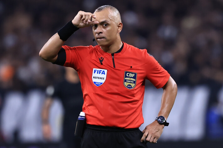 BA - SALVADOR - 01/12/2024 - BRASILEIRO A 2024, VITORIA X FORTALEZA - O arbitro Wilton Pereira Sampaio durante partida entre Vitoria e Fortaleza no estadio Barradao pelo campeonato Brasileiro A 2024. Foto: Jhony Pinho/AGIF