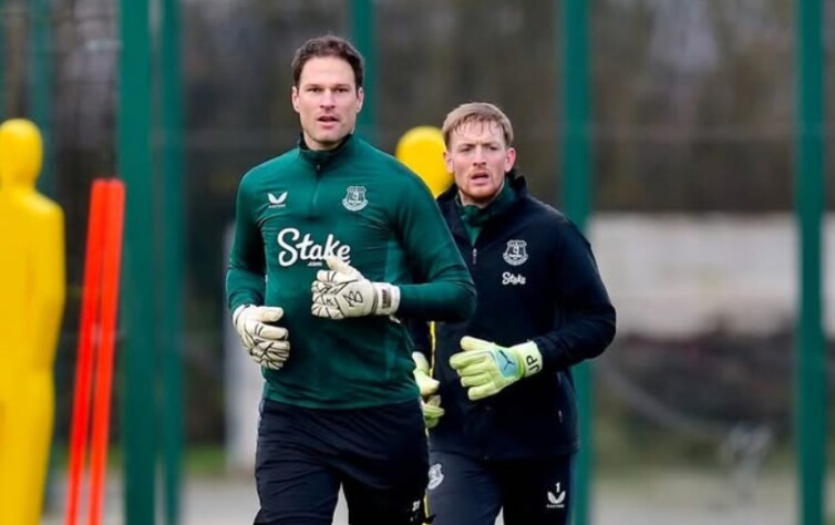 Asmir Begovic, goleiro bósnio de 37 anos, atualmente é terceiro goleiro dos Toffes, passou pelo Chelsea entre as temporadas 2015/16 e 2016/17