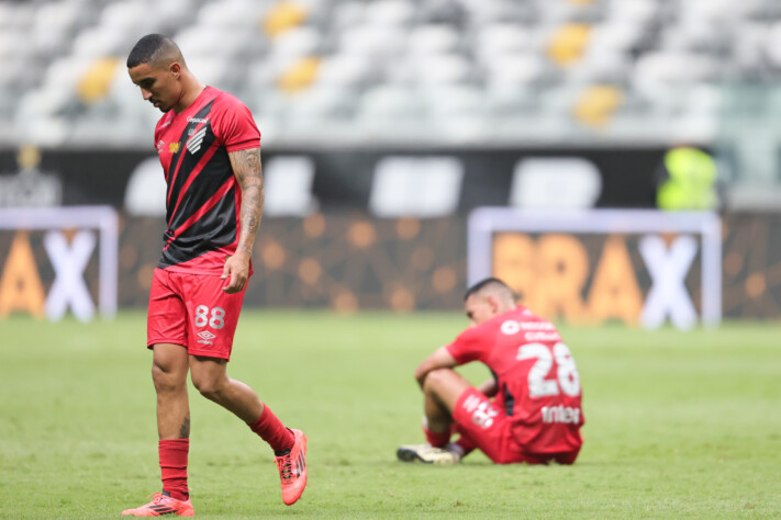 O Athletico-PR não conseguiu se manter na Série A do Brasileirão no ano do seu centenário e não escapou da maldição dos 100 anos; relembre outros clubes que sofreram no ano do centenário!