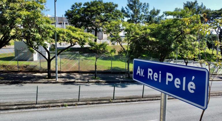 Avenida C - Belo Horizonte: O prefeito da época de Belo Horizonte, Fuad Noman, postou na tarde do dia 5 de janeiro de 2022 que iria encaminhar à casa legislativa uma proposta para alterar nome da Avenida C, no entorno do Mineirão, para Avenida Rei Pelé.