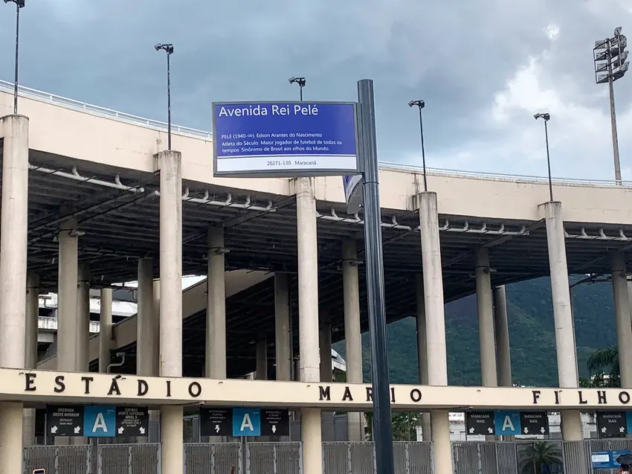 Radial Oeste - Rio de Janeiro: Através de determinação do prefeito Eduardo Paes, um trecho da Avenida Radial Oeste, uma das principais vias de acesso ao Maracanã, no Rio de Janeiro, foi renomeado como Avenida Rei Pelé. A placa com o novo nome foi instalada no dia 4 de janeiro.