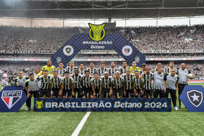 O Botafogo conquistou seu terceiro título Brasileiro neste domingo (8) após vencer o São Paulo por 2 a 1, com gols de Savarino e Gregore, este no último minuto; relembre os últimos dez campeões Brasileiros!