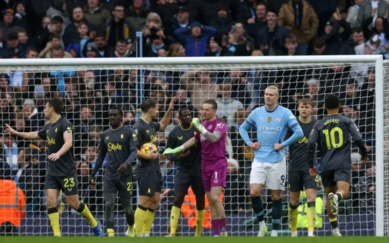 Nesta quinta-feira (26), o City voltou a tropeçao. Em casa, pela rodada de Boxing Day na Premier League, o time de Pep Guardiola empatou com o Everton no Etihad Stadium, com direito a pênalti perdido por Haaland. 