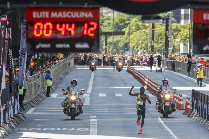 Em primeiro lugar, na prova masculina da São Silvestre 2024, o estreante queniano Wilson Too ultrapassou a linha de chegada com grande vantagem ao segundo colocado.