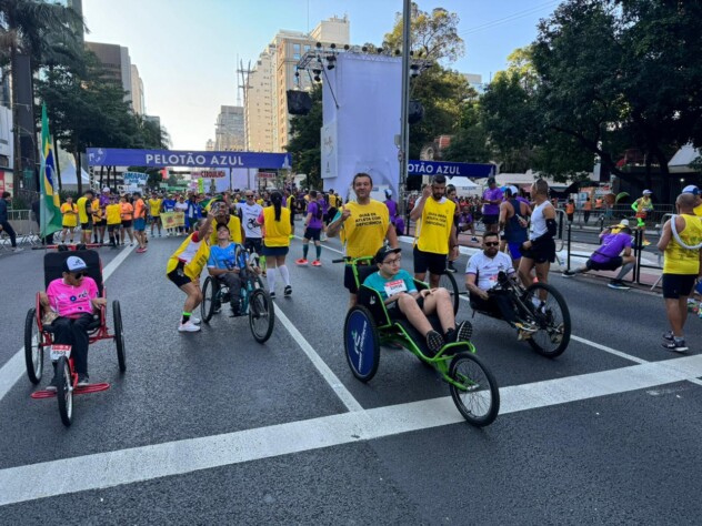 Atletas com deficiências e seus guias se preparando para o início da São Silvestre 2024.