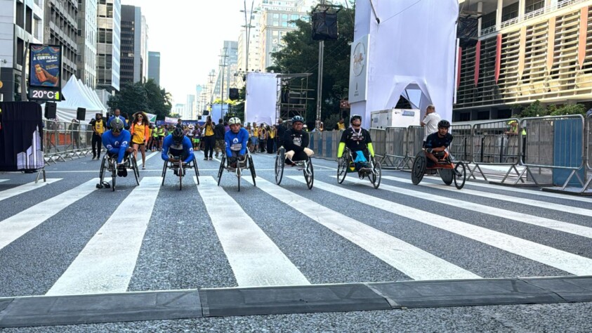 Atletas cadeirantes se preparando para o início da São Silvestre 2024.