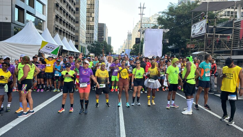 Atletas com deficiências e seus guias se preparando para o início da São Silvestre 2024.