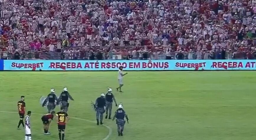 Na final do Campeonato Pernambucano entre Náutico e Sport, um homem que não vestia camiseta de clube invadiu o gramado duas vezes!