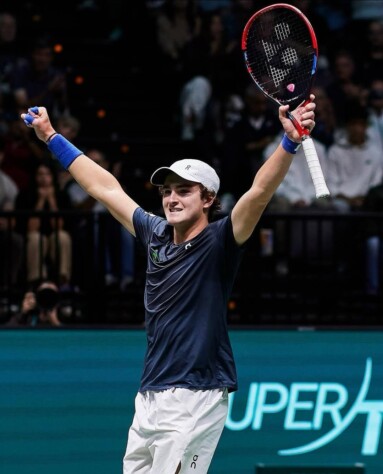 O tenista brasileiro, João Fonseca, pode ser o sétimo vencedor do torneio para jovens atletas, Next Gen ATP Finals. Sinner e Alcaraz venceram o torneio aos 18 anos e o brasileiro, que tem a mesma idade hoje, pode igualar a marca dos melhores tenistas do mundo, na atualidade; relembre os últimos campeões!