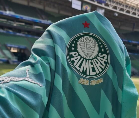 O Palmeiras fechou nesta terça-feira (24) contrato de patrocínio máster com a casa de apostas esportivas Sportingbet. O contrato é de três anos e pagará um valor fixo de R$ 100 milhões por temporada. Este é o terceiro maior contrato do Brasil; confira o ranking!