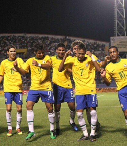 Oscar e Lucas Moura voltam a ser companheiros de equipe após o meia acertar com o São Paulo para a próxima temporada. Os dois jogadores dividiram o gramado em 2011, quando foram convocados para defender a Seleção Sub-20, onde foram campeões Sul-Americanos; relembre o elenco campeão de 2011!