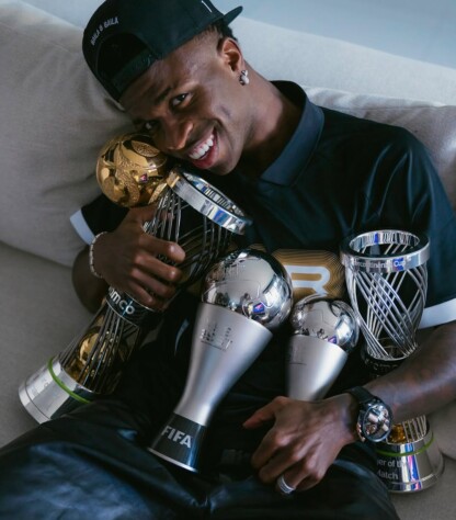 O brasileiro Vinicius Junior termina o ano de 2024 com diversos novos troféus para sua galeria, com prêmios pelo Real Madrid e individuais. Relembre com o Lance! as premiações conquistadas pelo atacante no ano.