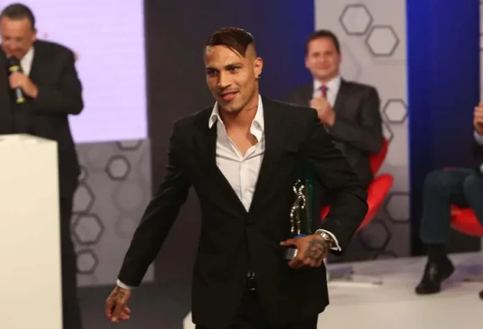 CRAQUE DO BRASILEIRÃO - Paolo Guerrero foi eleito para a seleção do Campeonato Brasileirão de 2014, ao lado de Diego Tardelli. Durante aquele ano, o peruano marcou 16 gols em 45 jogos com a camisa do Corinthians. 