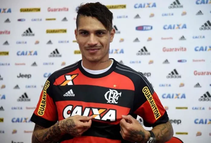 CHEGADA AO FLAMENGO - Guerrero assinou com o Flamengo por três anos em 2015. O peruano viveu altos e baixos pelo Rubro-Negro e conquistou o Campeonato Carioca de 2017. O jogador vestiu a camisa do Flamengo em 112 ocasiões, marcando 43 gols. No fim de 2018, deixou a equipe carioca.