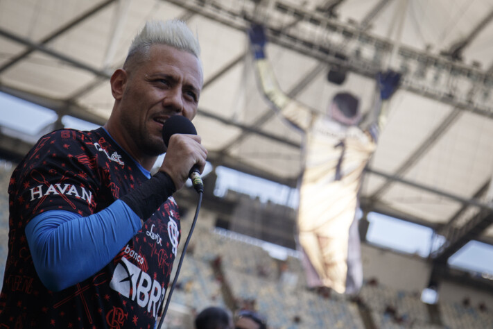 Diego Alves, ex-goleiro do Flamengo, anunciou sua aposentadoria do futebol profissional nesta terça-feira (21), por meio de um texto de agradecimento em suas redes sociais. A decisão foi comunicada nove meses após o fim de seu contrato com o Celta de Vigo, onde não chegou a atuar em partidas oficiais. Por isso, o Lance! separou uma lista com todos os títulos do ídolo pelo Flamengo; veja