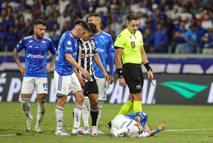 Beijo do Hulk, empurra empurra e 46 faltas; veja como foi o clássico entre Atlético-MG e Cruzeiro!