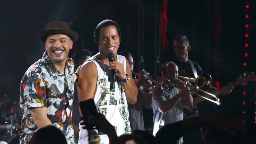 Ronaldinho Gaúcho - Ronaldinho, além de ter sido craque nos gramados, é craque na canção e composição. O jogador participou de grandes hits no sertanejo e lançou uma gravadora de Rap intitulada "Tropa do Bruxo"