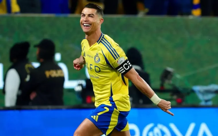 Cristiano Ronaldo, atacante do Al-Nassr e da seleção de Portugal, vive uma das sagas mais importantes da carreira aos 39 anos de idade: a busca pelo milésimo gol. O português alcançou a marca de 923 gols oficiais e deu sequência a um início de 2025 fantástico. Confira os gols do Gajo por idade: