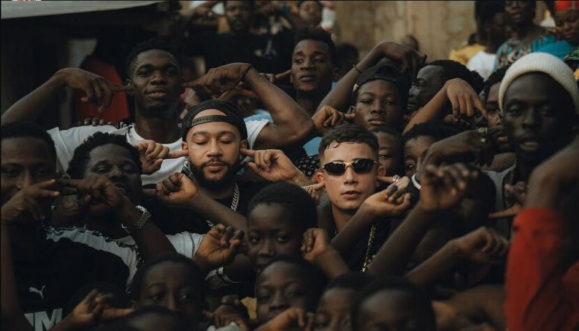 Além do futebol, a música é um dos amores da vida de Memphis Depay. Em dezembro, o astro do Corinthians e o artista MC Hariel foram até Gana para gravar um videoclipe, além de já ter ido a algumas comunidades paulistas com o funkeiro para conhecer a cultura e fazer gravações. O jogador tem carreira musical desde 2011, onde ainda era apenas uma promessa do PSV. Relembre outros atletas que se aventuraram pelo mundo da música.