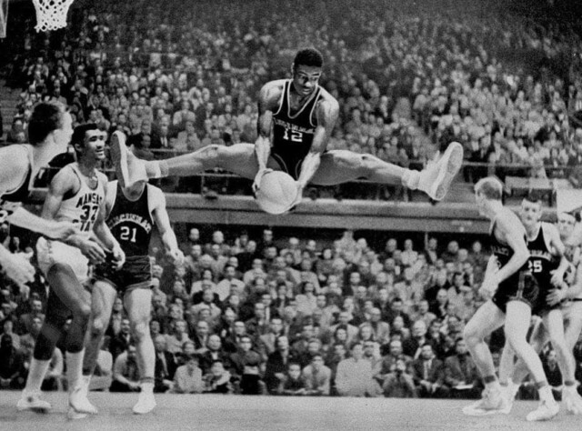 8° Oscar Robertson - 387 jogos