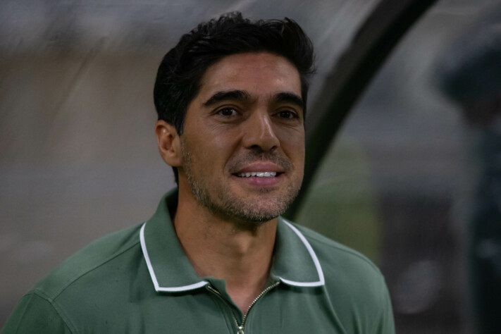 Prestes a iniciar sua quinta temporada consecutiva à frente do Palmeiras, Abel Ferreira já protagoniza um dos 20 trabalhos mais longevos do futebol mundial na atualidade. Confira os técnicos com mais tempo de cargo no mesmo clube na atualidade ➡️