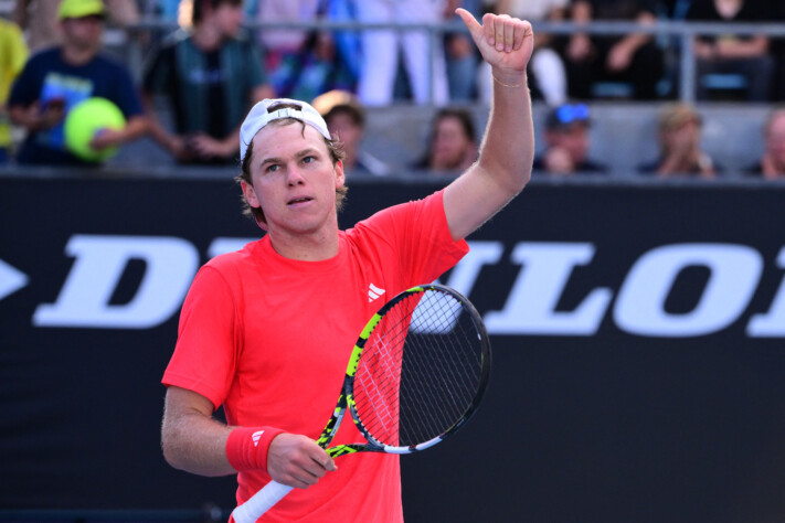 Alex Michelsen (EUA) - 42º do ranking: também vivo na competição, o norte-americano derrotou o 12º melhor do mundo pela primeira rodada do Australian Open. Agora, o jovem de 10 anos enfrentará o oitavo do ranking da ATP, o australiano Alex de Minaur.